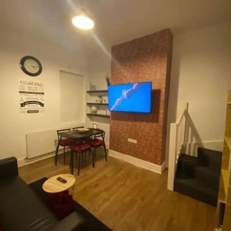 Spacious Four Bedroom Home 3 Bathrooms - Coventry Exterior foto